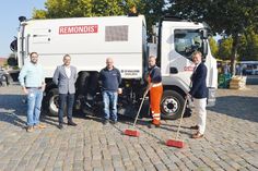 Bad Schwartaus Bürgermeister Dr. Uwe Brinkmann (v.re.) , Fahrer Michael Bach, Disponent Felix Zwick (Remondis), Martin Slotosz (Vertriebsleiter Remondis) und Alexander Schmidt aus dem Bauamt stellten das neue Konzept zur Laubbeseitigung in der vergangenen Woche gemeinsam auf dem Marktplatz vor.