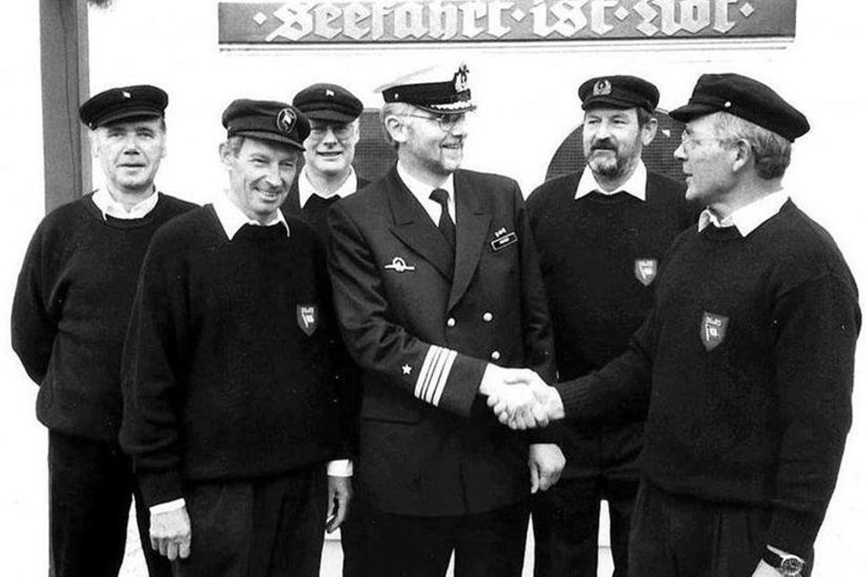 Gründung der Ausbildungsstation der Seenotretter am 26. August 1996: Der Kommandeur des Marinestützpunkts, Fregattenkapitän Volkhard Meyer, begrüßte Ausbildungsleiter Vormann Horst Kagel und seine Ausbilder Wolf-Dieter Brandes, Horst Wagner (Vormann Einsatzstation Neustadt), Klaus Frederking und Dieter Luckow (v. lks.). Foto: DGzRS-Archiv.