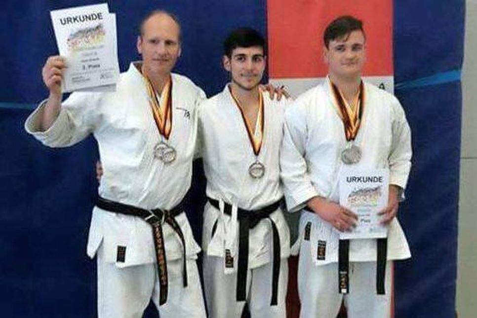 In Berlin fand die Deutsche Meisterschaft im Shotokan Karate „DtKv“ statt. Das Dojo Nippon aus Grömitz startete mit drei Teilnehmern. Marvin Kühl konnte hier das sechste Mal in Folge den Titel im Kumite (Kampf) erringen. Des Weiteren gelang ihm noch der 2. Platz im Katawettbewerb (Form). Jan Nielsen wurde 2. im Kumite und 3. im Katawettbewerb und Florent Zhegrova im Kumite und 2. im Katawettbewerb. Die Platzierungen erfolgten in den jeweiligen Altersklassen. Da Florent Zhegrova verletzungsbedingt im Kumite-Teamwettkampf der Herren nicht starten konnte, wurde mit Ersatzmann Mario Engelbrecht die Vizemeisterschaft gewonnen. (red)