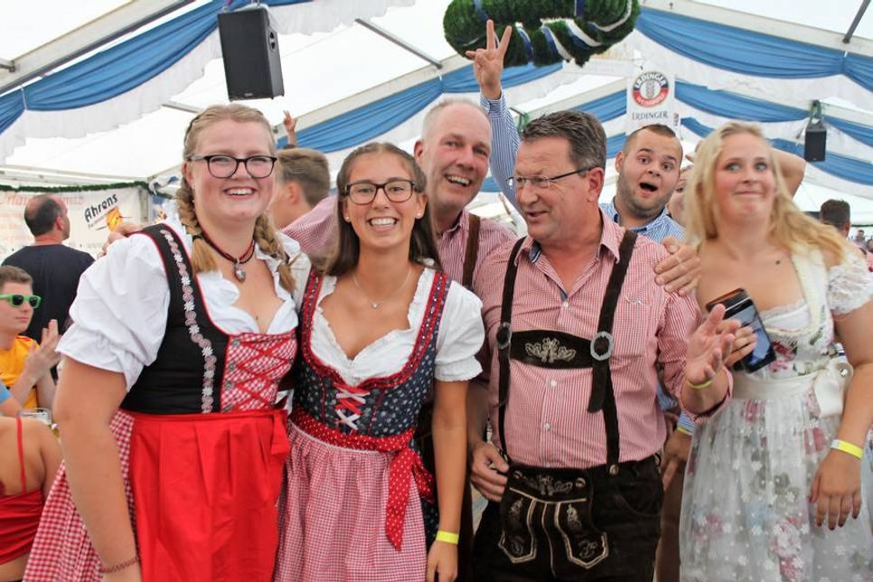 Fast alle Besucher präsentierten sich stilecht in Dirndl und Lederhosn.