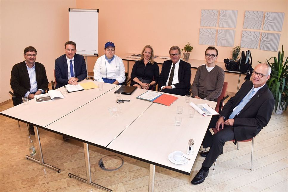 Internatsleiter Uwe Reichelt (von links), Diakonie-Geschäftsführer Henrik Meyer, Azubi Nicola Ganselweit, BBW-Leiterin Inka Kielhorn, Minister Bernd Buchholz, Azubi Raphael Seidemann und Michael Gülck (Leiter der Beruflichen Schule in Oldenburg) beim Gespräch im BBW in Timmendorfer Strand.
