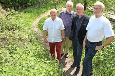 Dieser Trampelpfad, der von der Tankstelle in den Naturerlebnisraum führt, wird durch einen Zaun nicht mehr zugänglich gemacht. Dr. Michael Schmidt, 1. Vorsitzender des Freundeskreis Pfarrhof, Christoph Huppenbauer aus dem Vorstand des Freundeskreis, Pastor Dr. Arnd Heling und 1. Vorsitzender des Kirchengemeinderates Dieter Achtenberg (v. lks.) hoffen damit, das Abladen von Müll zu verhindern.
