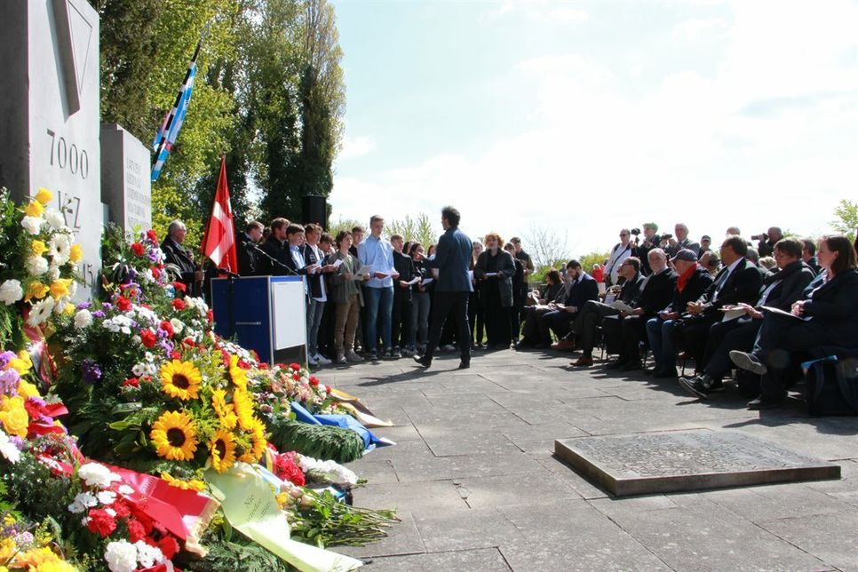 Ein Schülerchor trug das Lied der Moorsoldaten vor.
