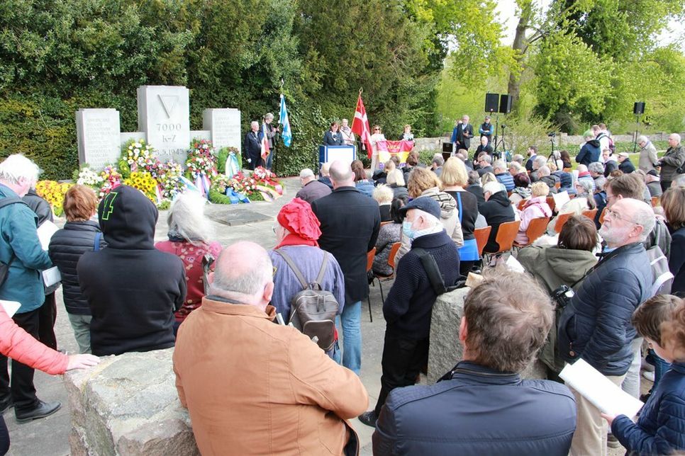 Zahlreiche Gäste aus Europa kamen am Dienstag auf die Gedenkfeier am Ehrenmal.