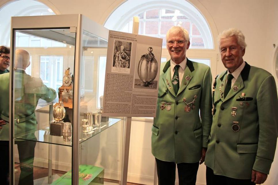 Eckert Groth (re.) und Uwe Muchow haben die Ausstellung geplant, organisiert und umgesetzt.