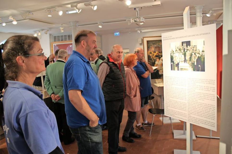 Die Ausstellung gibt tiefe Einblicke in die Entwicklung der Stadt Neustadt und das Engagement ihrer Bürger.