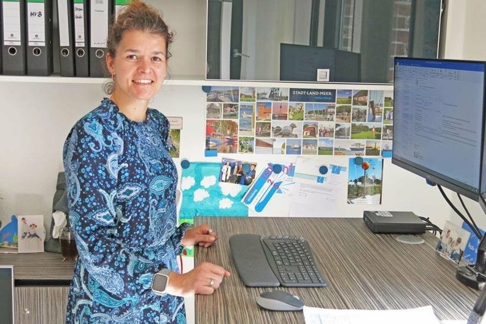 Amtsdirektorin Juliane Bohrer an ihrem Arbeitsplatz im Amt Schrevenborn beim Interview mit dem Probsteer.