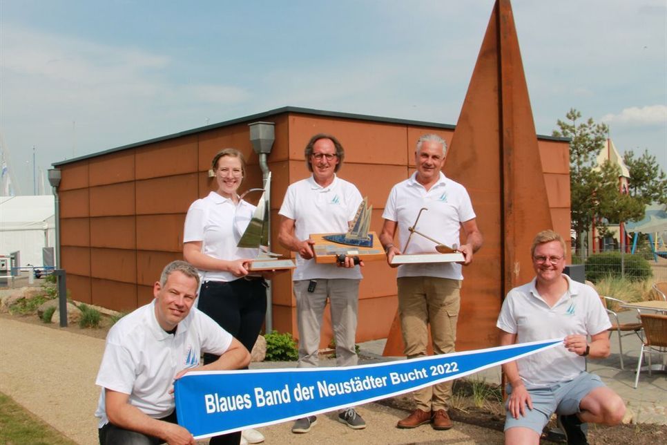 Nehmen Kurs auf die Neustädter Bucht: die Initiatoren des Neustadt-Cups Frans Ijben von der Tourismus-Agentur Lübecker Bucht, Julia Nöhrenberg von den Stadtwerken Neustadt, Regattaleiter Andreas Beckmann, Geschäftsführer der ancora Marina Oliver Seiter und der Vorsitzende des Gewerbevereins Sven Muchow (v. lks.).
