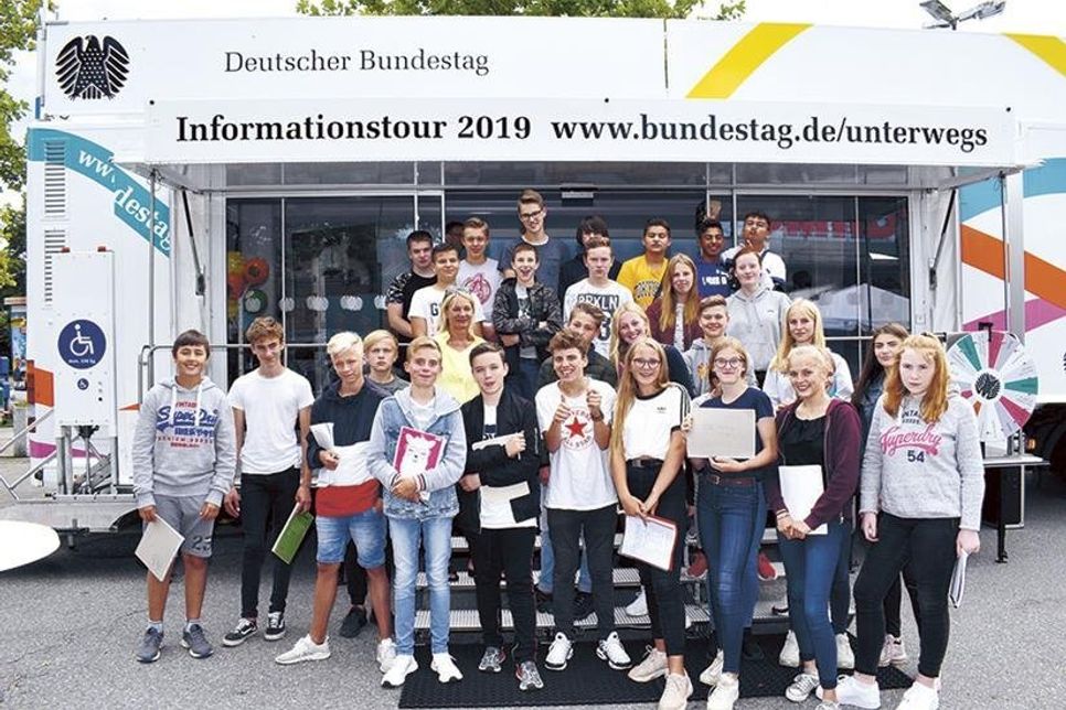Klassenfoto der 8b nach dem Besuch des Infomobils des Deutschen Bundestages in Timmendorfer Strand.