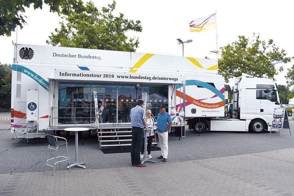 Das Info-Mobil des Deutschen Bundestages war zu Gast: Achtklässler der Europaschule informierten sich über den Bundestag.