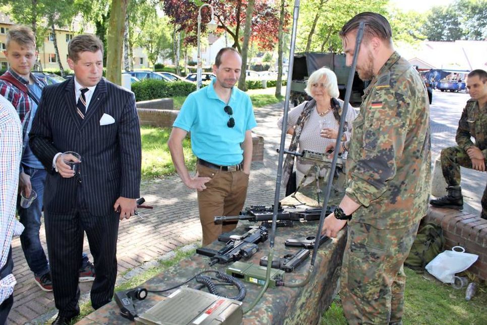 Auf dem Schützenplatz wurden den Besuchern eine kleine Fahrzeug- und Waffenschau gezeigt.