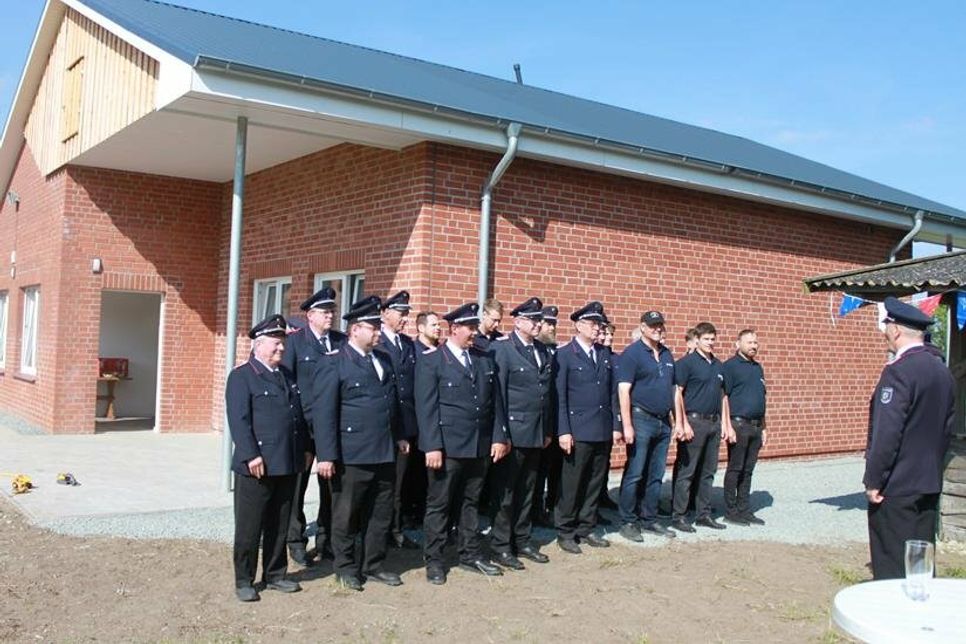 Antreten der Wehren der Gemeinde Riepsdorf vor dem Anbau.