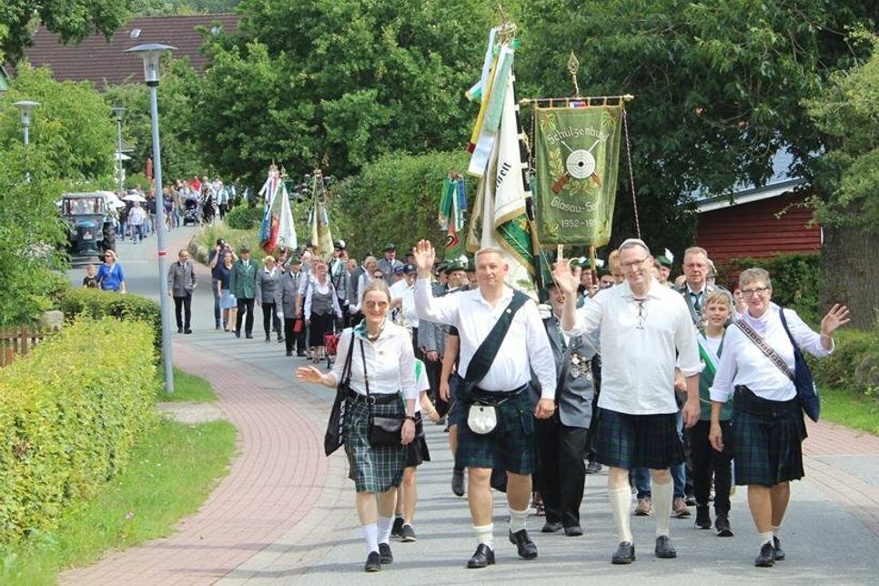 Der Umzug wurde angeführt von den Vereinsfreunden im Schottenrock.