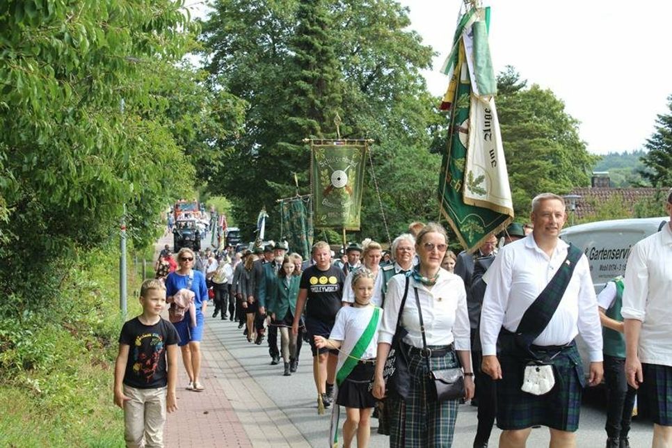 Am Sonntag startete der Tag mit dem Schützenumzug.