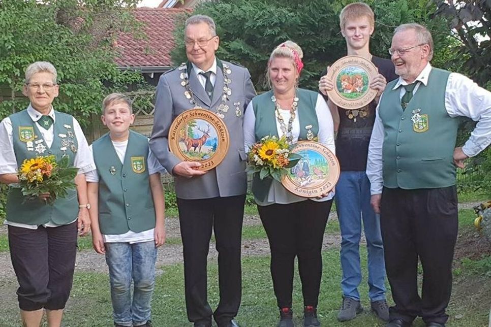 Gaby Jens (1. Dame), Max Schlicht (Prinz), Ralf Westphal (König), Isa Becker (Königin), Malte Janzen (Jugendkönig) sowie Volker Berg (1. Ritter und Vogelbauer) (v. lks.).