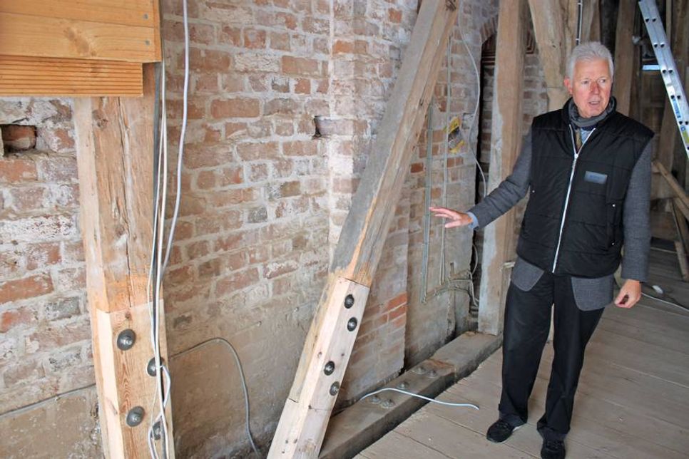 Architekt Torsten Ewers erklärt die aktuellen Baufortschritte.