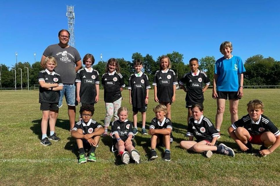 Neustadt. Am 28. Juni übergab Bastian Garken von der Debeka-Versicherung einen Trikotsatz an die Trainingsgruppe der Leichtathleten U10 bis U12. Voller Vorfreude konnte jedes Kind mit einem eigenen Trikot ausgestattet werden. Gerade nach der für die Kinder anstrengenden Zeit unter Corona war die Freude umso größer, wieder draußen zu trainieren und wieder mit anderen Kindern an Wettkämpfen teilnehmen zu können. Was bislang noch fehlte waren eigene Shirts. „Ich freue mich sehr, den Kindern mit dieser Geste eine Freude gemacht zu haben. Ich wünsche allen viel Erfolg bei den anstehenden Wettbewerben und weiterhin engagiertes Training“, sagte Bastian Garken. (red)