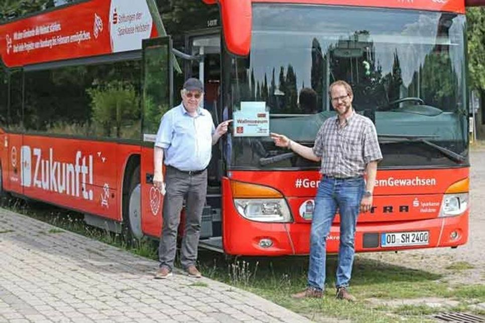 Jörg Schumacher, Geschäftsführer der Stiftungen der Sparkasse Holstein und Stephan Meinhardt, Geschäftsführer des Oldenburger Wallmuseums freuen sich auf die Familien, die mit den knallroten Stiftungsbussen das Wallmuseum besuchen kommen.