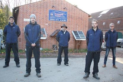 Das Team der Firma Dachtechnik Neustadt, rechts Inhaber Thomas Krüger.