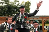 Direkt nach dem Königsschuss wurde Sören Muchow auf den Schultern der Gildebrüder in die Gildehalle getragen und dort kräftig umjubelt.