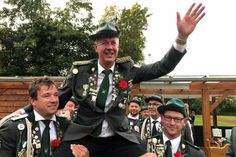 Direkt nach dem Königsschuss wurde Sören Muchow auf den Schultern der Gildebrüder in die Gildehalle getragen und dort kräftig umjubelt.
