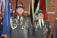Jan-Patrick Stender (lks.) wurde mit dem Orden für besondere Verdienste geehrt.
