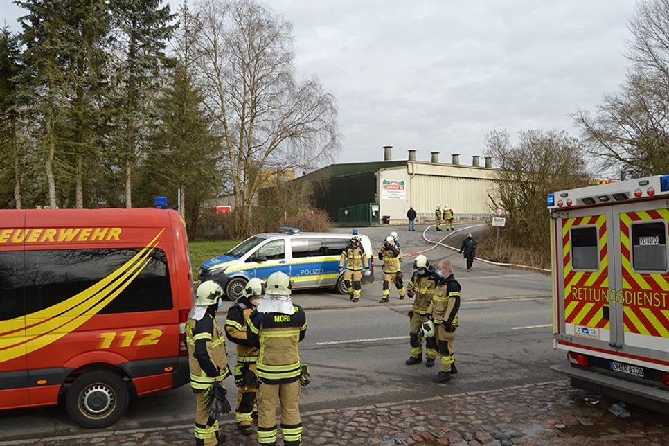 Nach erfolgreicher Arbeit rücken die ersten Kräfte wieder ab vom Einsatzort.