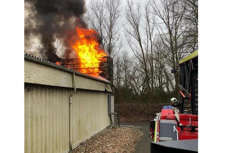 Flammen schlagen aus dem Dach des Anbaus als die ersten Einsatzkräfte eintreffen.