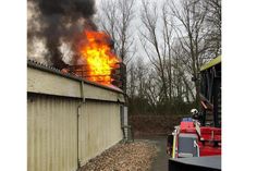 Flammen schlagen aus dem Dach des Anbaus als die ersten Einsatzkräfte eintreffen.