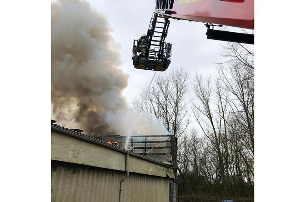 Beim Erstangriff kommt unter anderem die Drehleiter der Freiwilligen Feuerwehr Mori zum Einsatz.