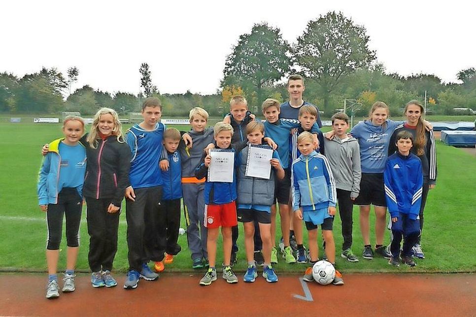 Die Läufer der GGS Lensahn: Gina Behrens, Sabina Höft, Justin Stern, Damian Schöning, Leon Grell, Henrik Arnold, Marek Borkowski, Justin Prehn, Niklas Manerow (groß), Marcel Papendorf, (mittel), Heinrich Lunau (klein), Jannes Thies, Anna Plöger, Andreas Dieden, Lisa Rehfeld (v. lks.)