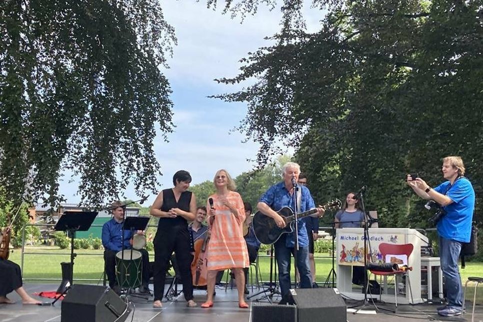 Drei echte Profis: Kinderliedermacher Rolf Zuckowski, Hörspielproduzentin Heikedine Körting und Schauspielerin, Regisseurin und Sängerin Sandra Keck (v. re.) auf der Bühne im Barockgarten des Hasselburger Herrenhauses. (Foto: Edda David)