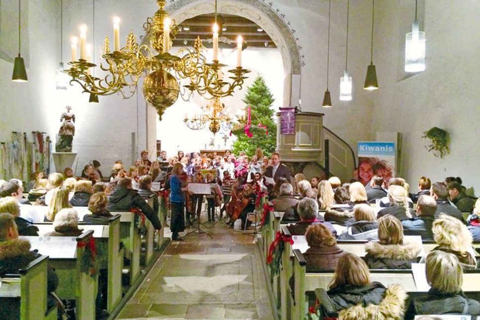 Auch diesmal wird die „Kiwanis Schulweihnacht“ sicherlich wieder für volle Ränge in der Ratekauer Feldsteinkirche sorgen.