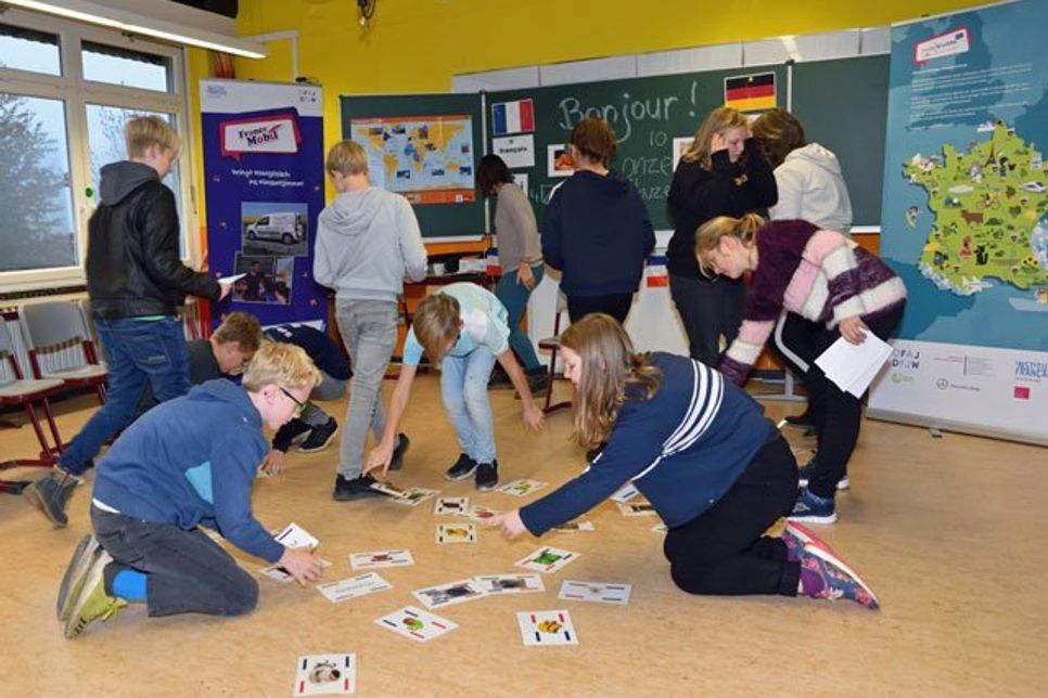 Mit Hilfe von Bildern alltäglicher Dinge und bekannter Begriffe nimmt der erste Französisch-Unterricht schnell Fahrt auf.