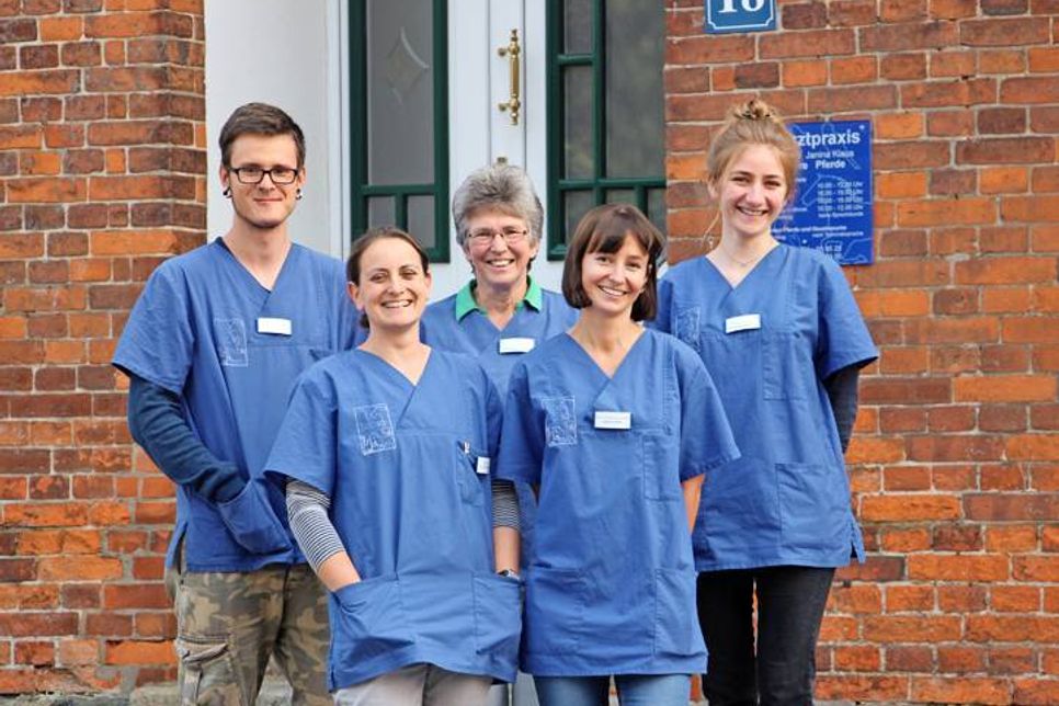 Das Team von der Tierarztpraxis Dr. med. vet. Janina Klaus (vorne lks.).