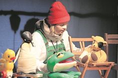 Die in Berlin lebende Puppenspielerin lernte ihr Handwerk an der Hochschule für Schauspielkunst Ernst Busch und setzte im Stück geschickt irrwitzige Komik und Lautmalerei ein.