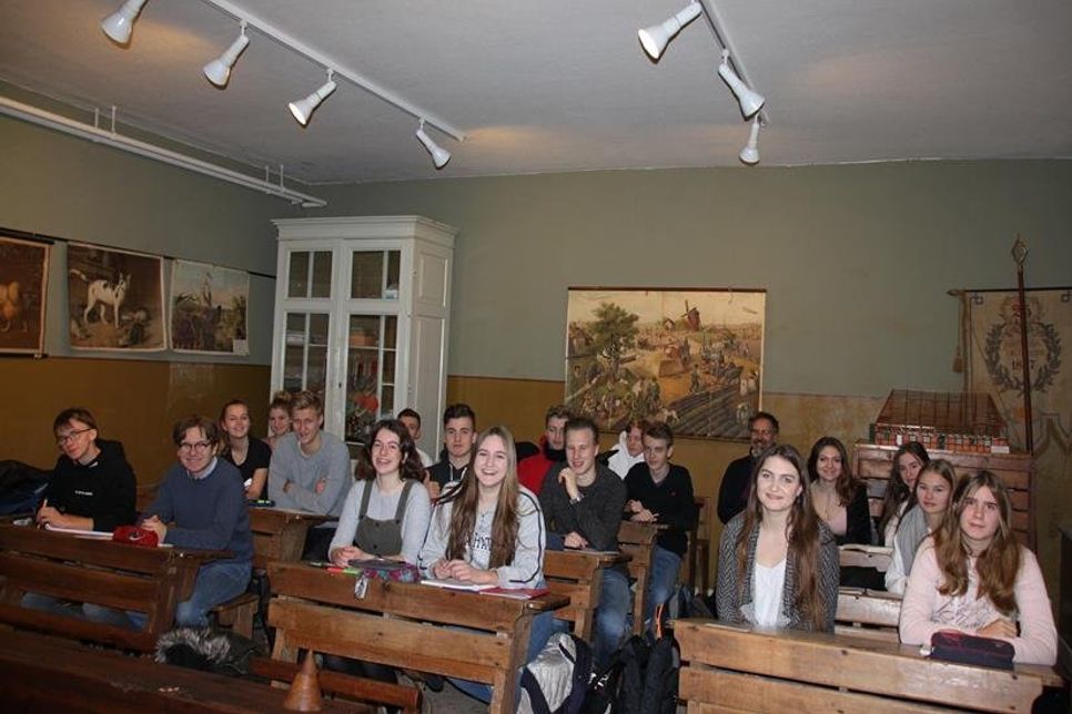 An die Zeit als Dorfschule erinnert der mit historischem Schulmobiliar komplett eingerichtete frühere Klassenraum.