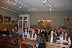 An die Zeit als Dorfschule erinnert der mit historischem Schulmobiliar komplett eingerichtete frühere Klassenraum.