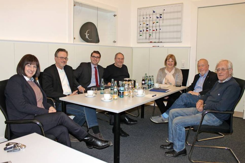 MdB Bettina Hagedorn (Mi. hinten) im Gespräch mit Bürgermeisterin Dr. Tordis Batscheider (lks.), Bürgervorsteher Sönke Sela (2. v. re.) und den Vertretern der Fraktionen.