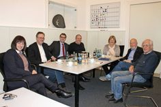 MdB Bettina Hagedorn (Mi. hinten) im Gespräch mit Bürgermeisterin Dr. Tordis Batscheider (lks.), Bürgervorsteher Sönke Sela (2. v. re.) und den Vertretern der Fraktionen.