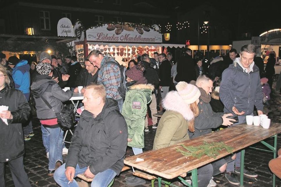 Vor allem am frühen Samstagabend war der Kirchplatz gut besucht.
