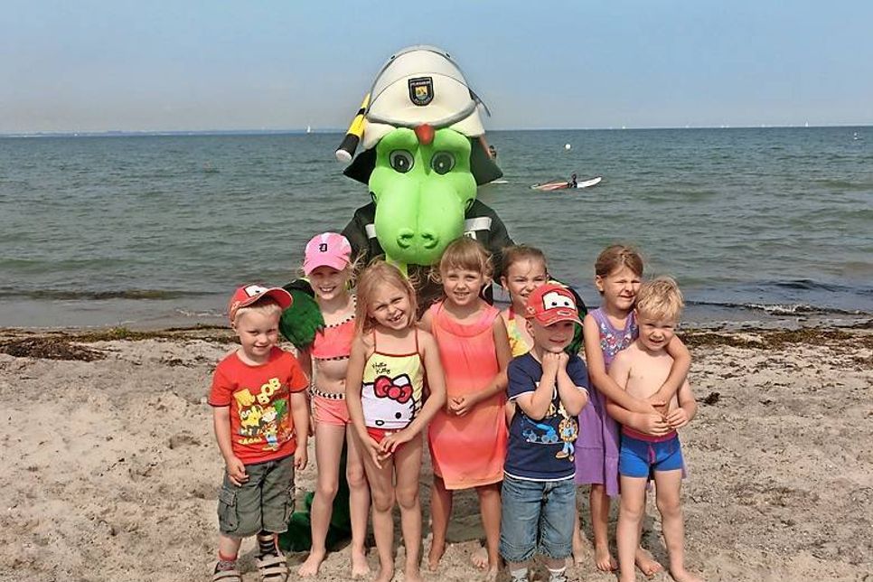 Die Kinder der aktiven Feuerwehrkameraden konnten Flori Feuer beim Sommerfest am Niendorfer Strand bereits im Sommer kennenlernen. Getauft wird „Flori Feuer“ am 21. November beim Laternenfest der Feuerwehr Ratekau.
