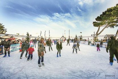 Die „Dünenmeile on Ice“ geht in diesem Jahr in die 9. Saison und ist ein beliebter Treffpunkt bei Jung und Alt. (Foto: Veranstalter)