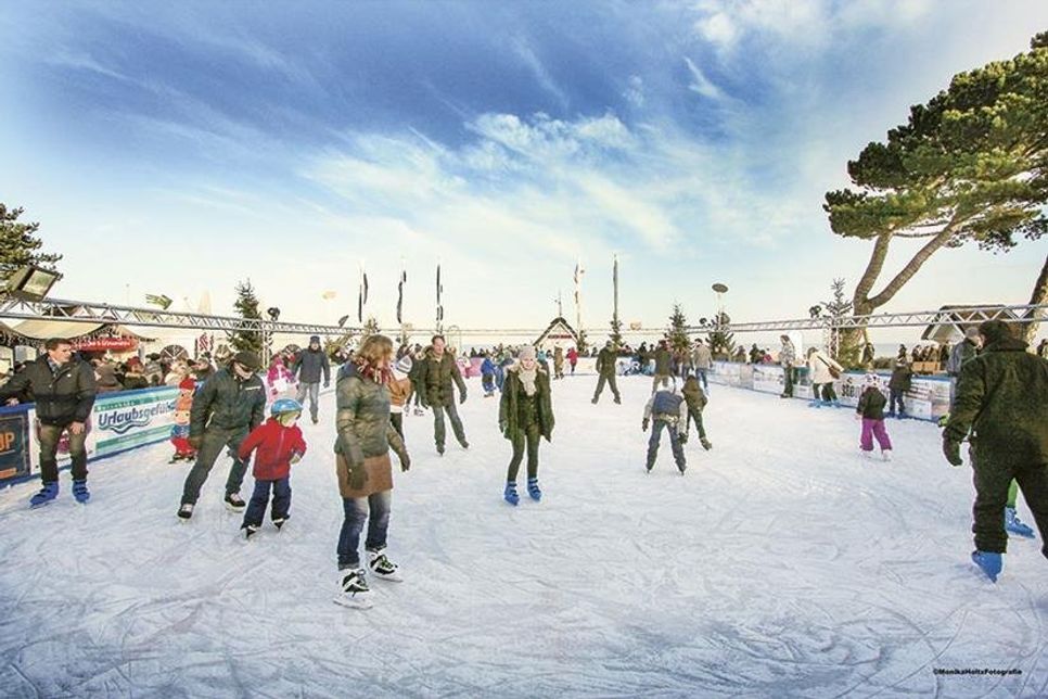 Die „Dünenmeile on Ice“ geht in diesem Jahr in die 9. Saison und ist ein beliebter Treffpunkt bei Jung und Alt. (Foto: Veranstalter)