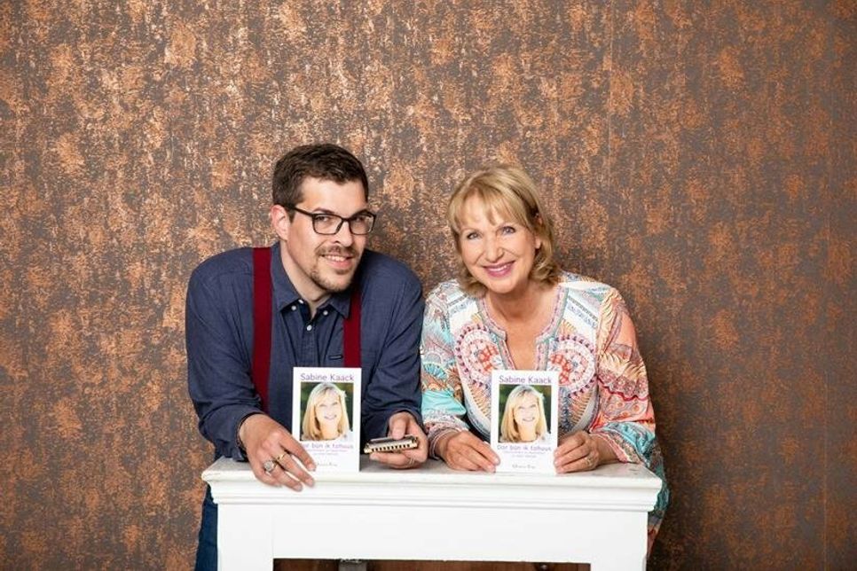 Sabine Kaack wird musikalisch von Ben Heuer auf der „Snutenorgel“ verstärkt. (Fotograf Boris Wittgrefe