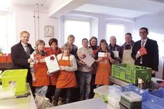 Sie freuen sich schon jetzt auf leuchtende Augen am Tag der Geschenkübergabe: Olaf Nelle (Leiter der Filiale Bad Schwartau der Sparkasse Holstein , l.), Jan Clauß (Leiter der Filiale Stockelsdorf der Sparkasse Holstein, r.) sowie die beiden Leiterinnen der Tafel Bad Schwartau, Betty Kloss (6. v.l.) und Monika Vechtel (5. v.l.) mit den ehrenamtlichen Helfern.