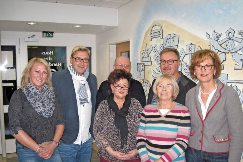 Der neue Innungsvorstand der Friseur-Innung Ostholstein/Plön: Martina Lenschau, Thomas Teipelke, Bernd Schmahl, Kirsten Laage (vorne), Michael Büll, Gerlinde Gampert (vorne), Kirstin Voß (v. lks.).  Es fehlt Christine Baer.