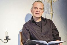 Manfred Upnmoor ist Schauspieler, Regisseur, Workshop-Leiter,Musiker und Vorleser. Am Nikolaustag liest er aus dem englischen Weihnachtsklassiker „Eine Weihnachtsgeschichte“ von Charles Dickens.