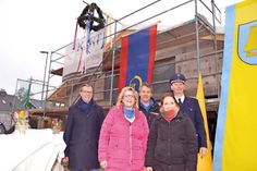 Freuten sich über die bislang äußerst gelungene Umsetzung der Baumaßnahme: Architekt Jörn Jahnke (v.l.), Dorfvorsteherin Sandra Radünz, Zimmermann Wolfgang Hargus, Timmendorfs Bürgermeisterin Hatice Kara und Ortswehführer Thomas Breda. (Foto: Setje-Eilers)