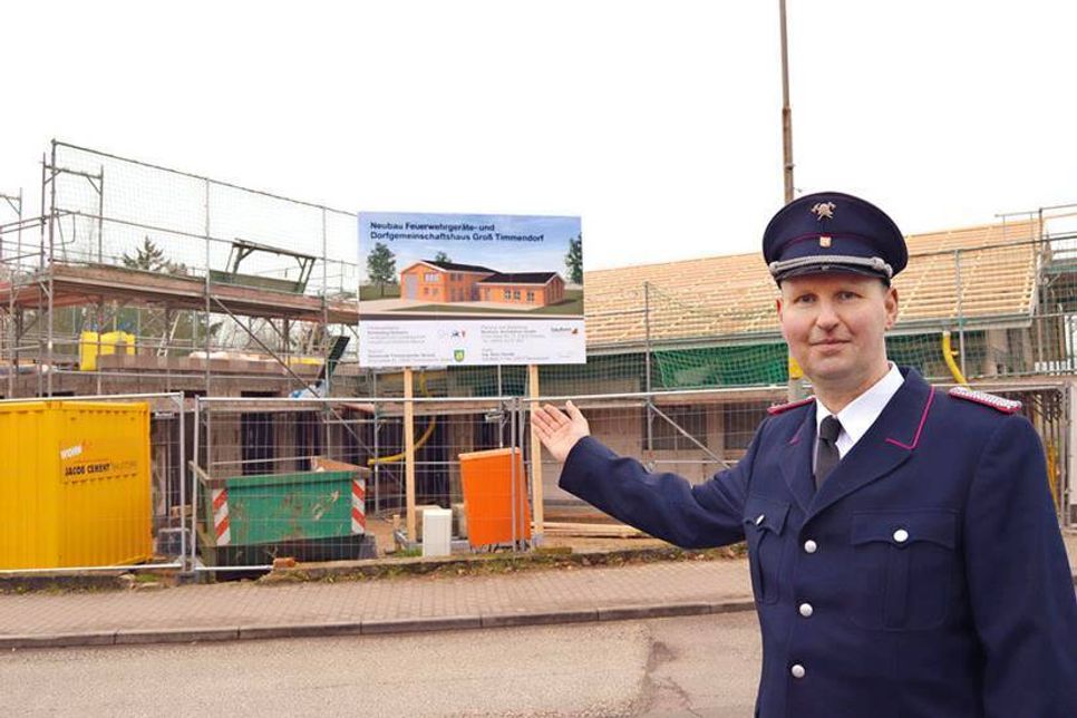 Thomas Brede zeigt, wie das fertige Gebäude einmal aussehen soll. (Foto: Setje-Eilers)